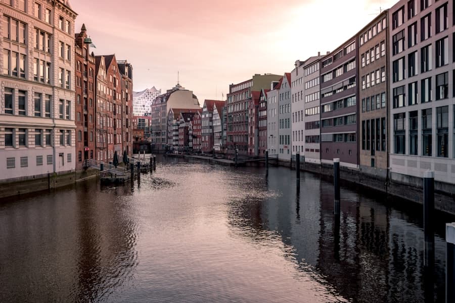 Canal de Hamburgo entre edificios de ladrillo